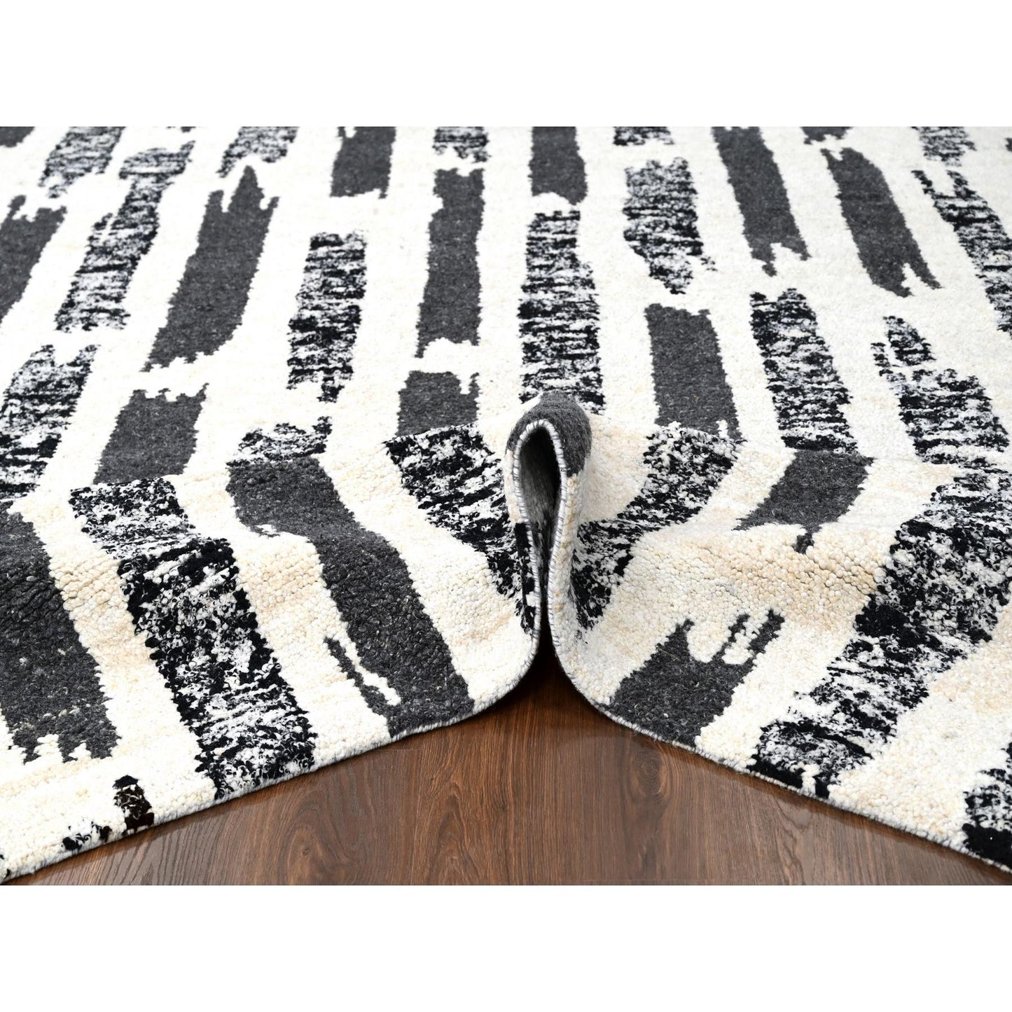 10'2"X13'7" Ivory & Black Wool Modern Design Hand Knotted Oriental Rug