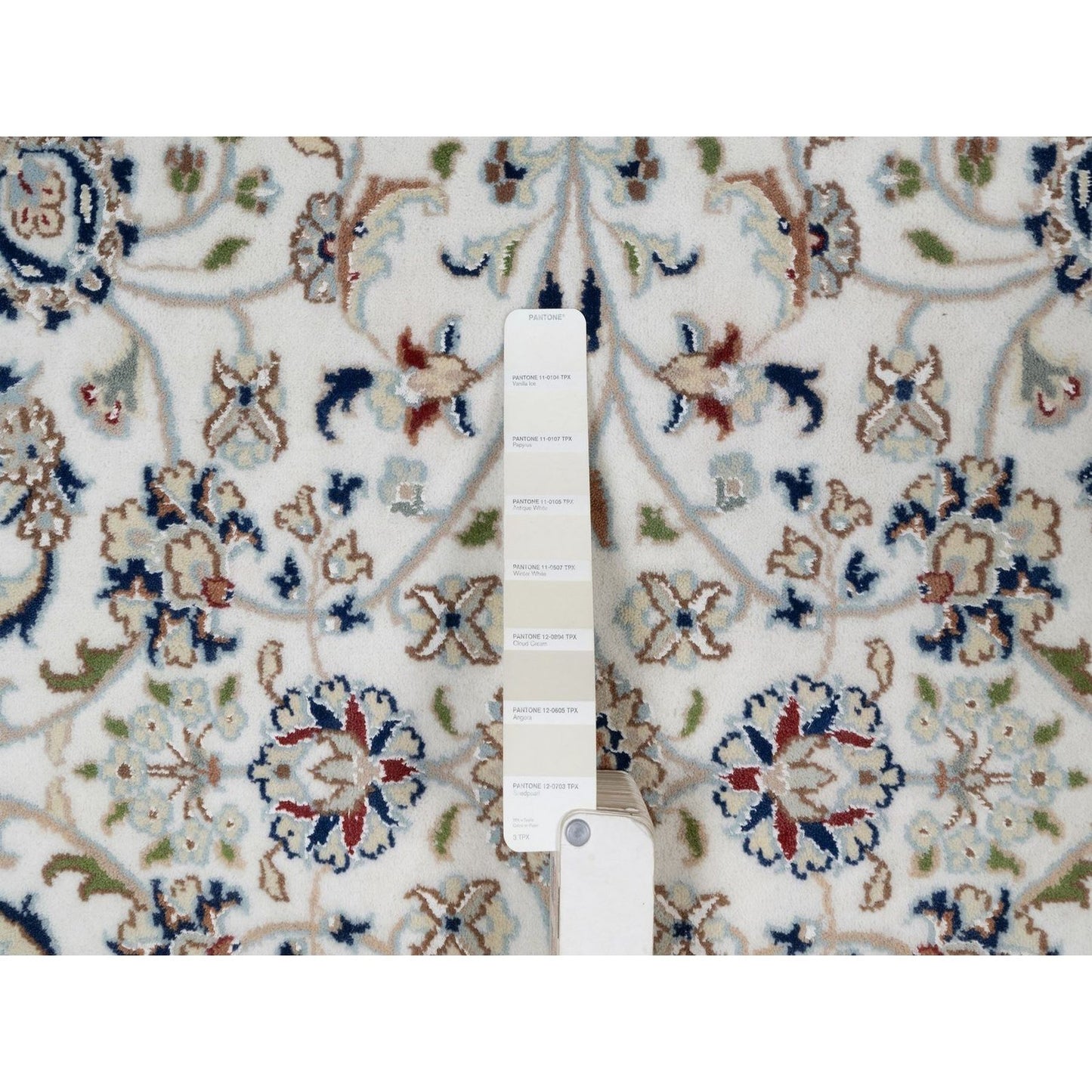5'2"X5'2" Ivory Wool And Silk Nain Flower Pattern Hand Knotted Round Rug