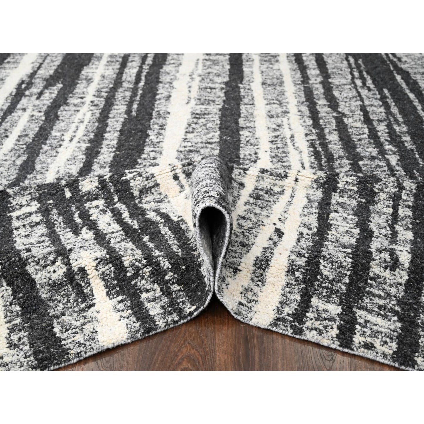 10'X13'8" Ivory And Black Wool Modern Design Hand Knotted Oriental Rug