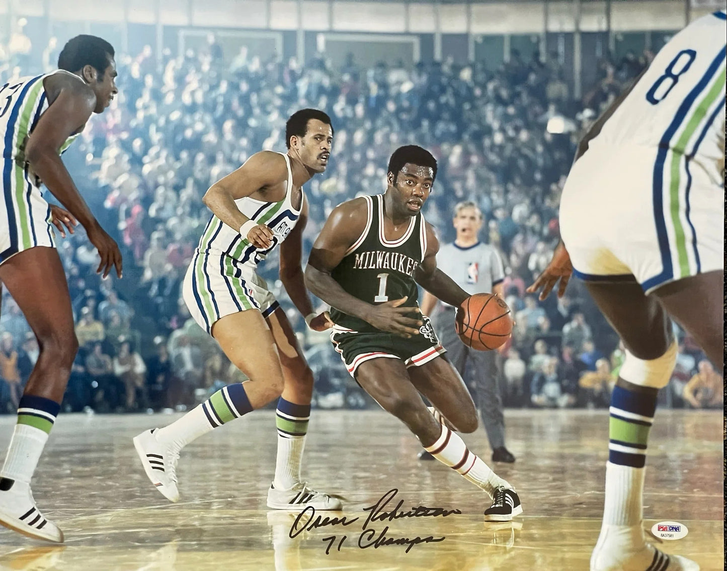 Oscar Robertson Autographed 16X20 Basketball Photo (Psa)