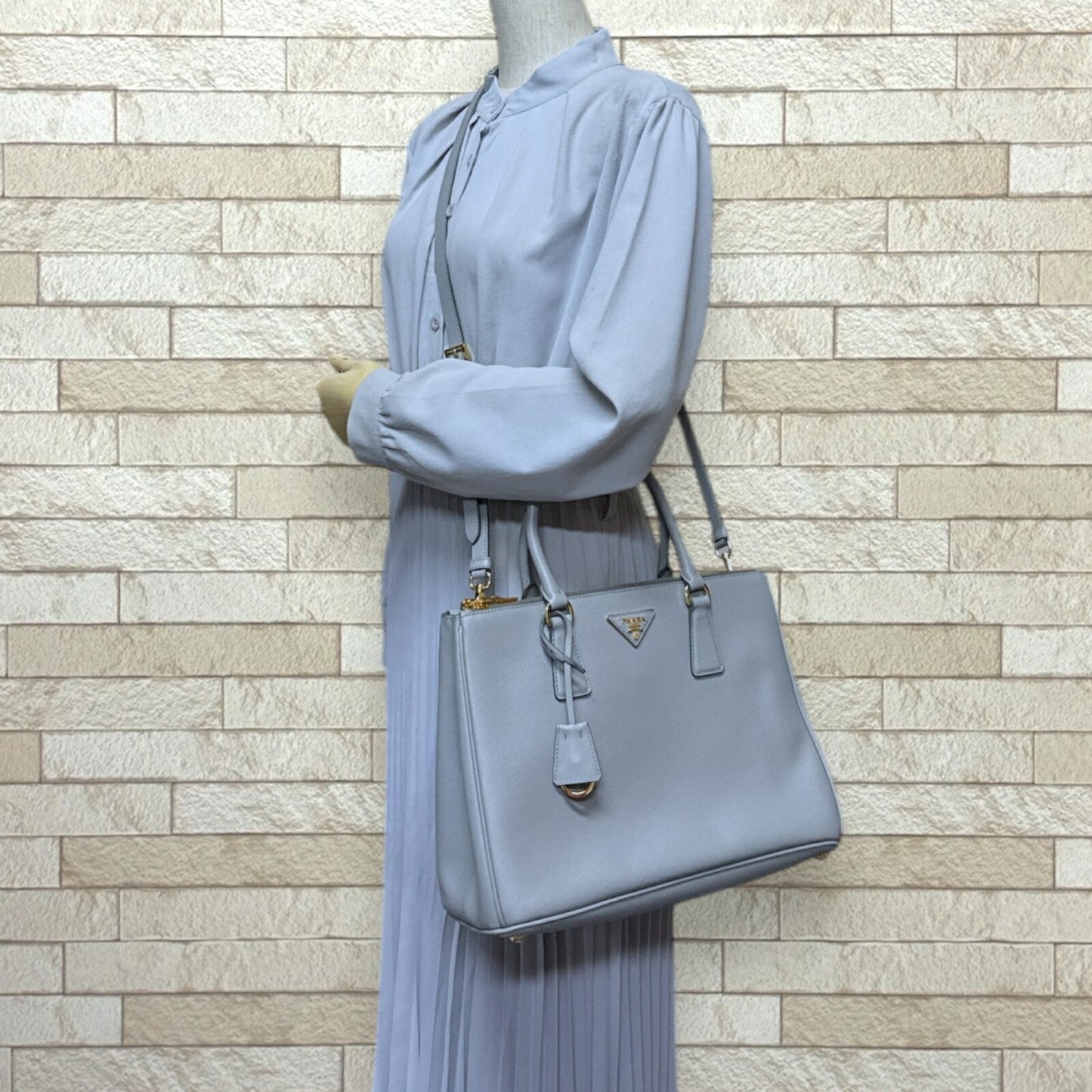 Prada Galleria Large Saffiano Shoulder Bag In Leather (1Ba274) Gray