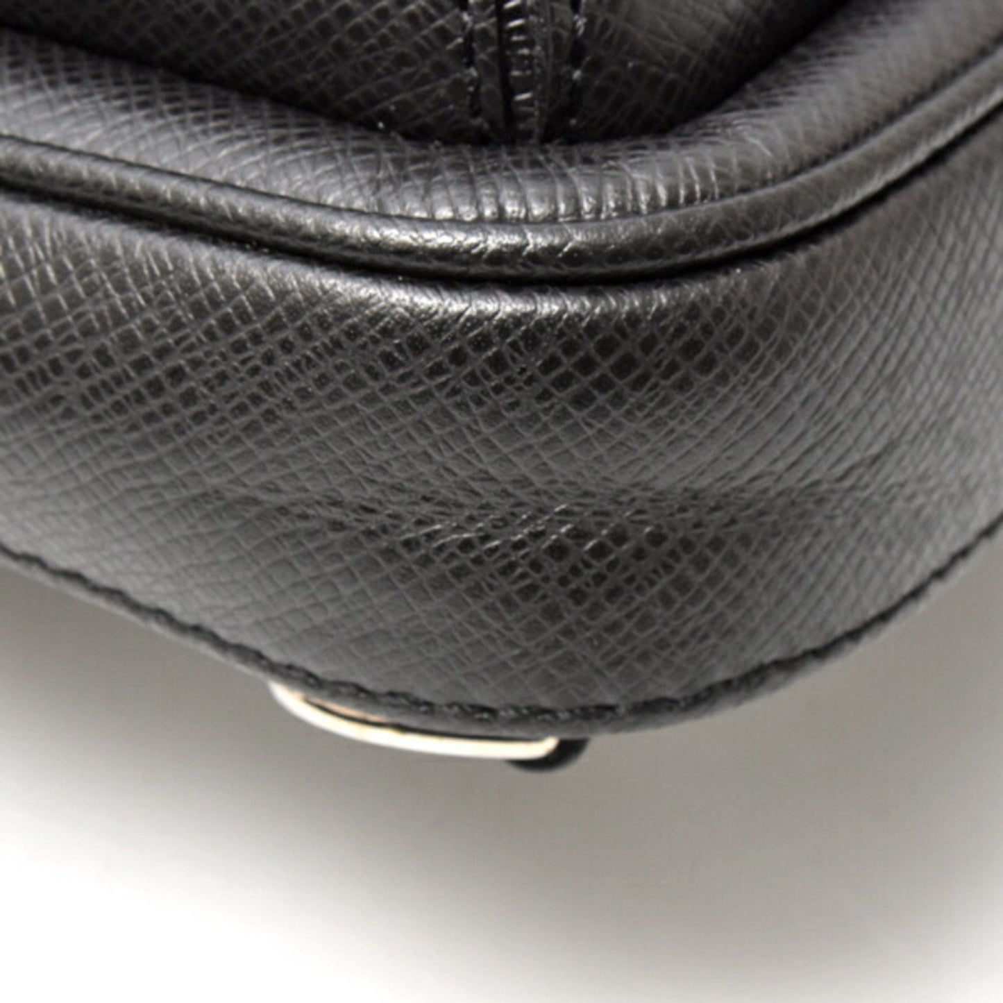 Louis Vuitton Men'S Taiga Avenue Sling Shoulder Bag In Noir