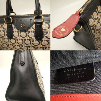 Salvatore Ferragamo Fz-21.1074 Gancini Handbag In Beige
