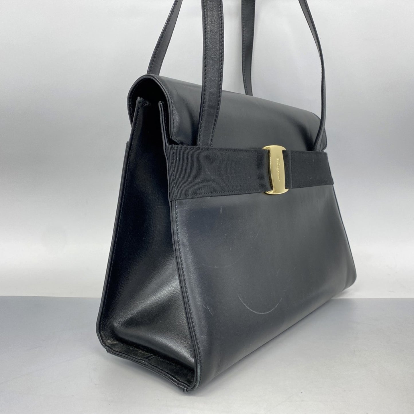 Salvatore Ferragamo Vara Shoulder Bag In Black Leather