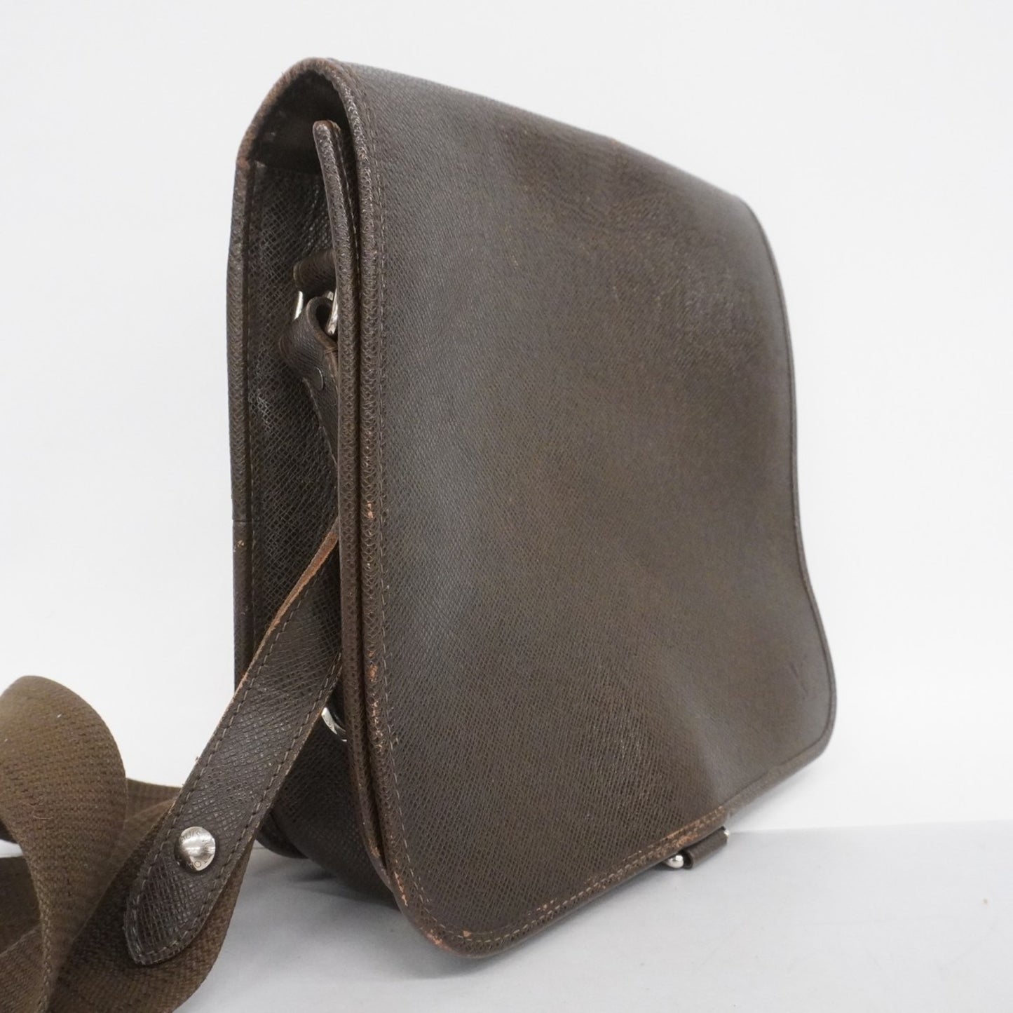 Louis Vuitton Taiga Andrei Shoulder Bag M32488 Grizzly