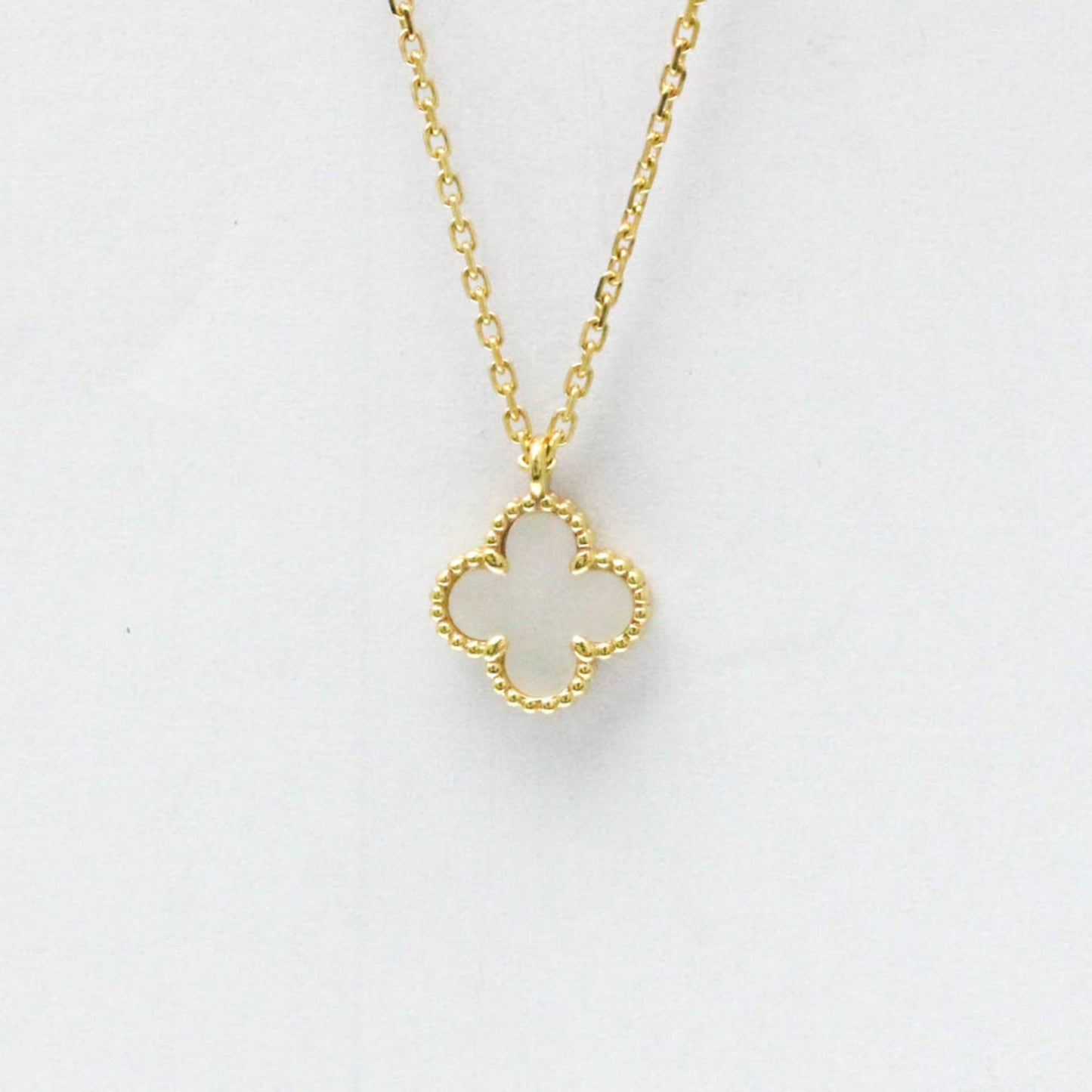 Van Cleef & Arpels Sweet Alhambra Yellow Gold (18K) Mother Of Pearl Men