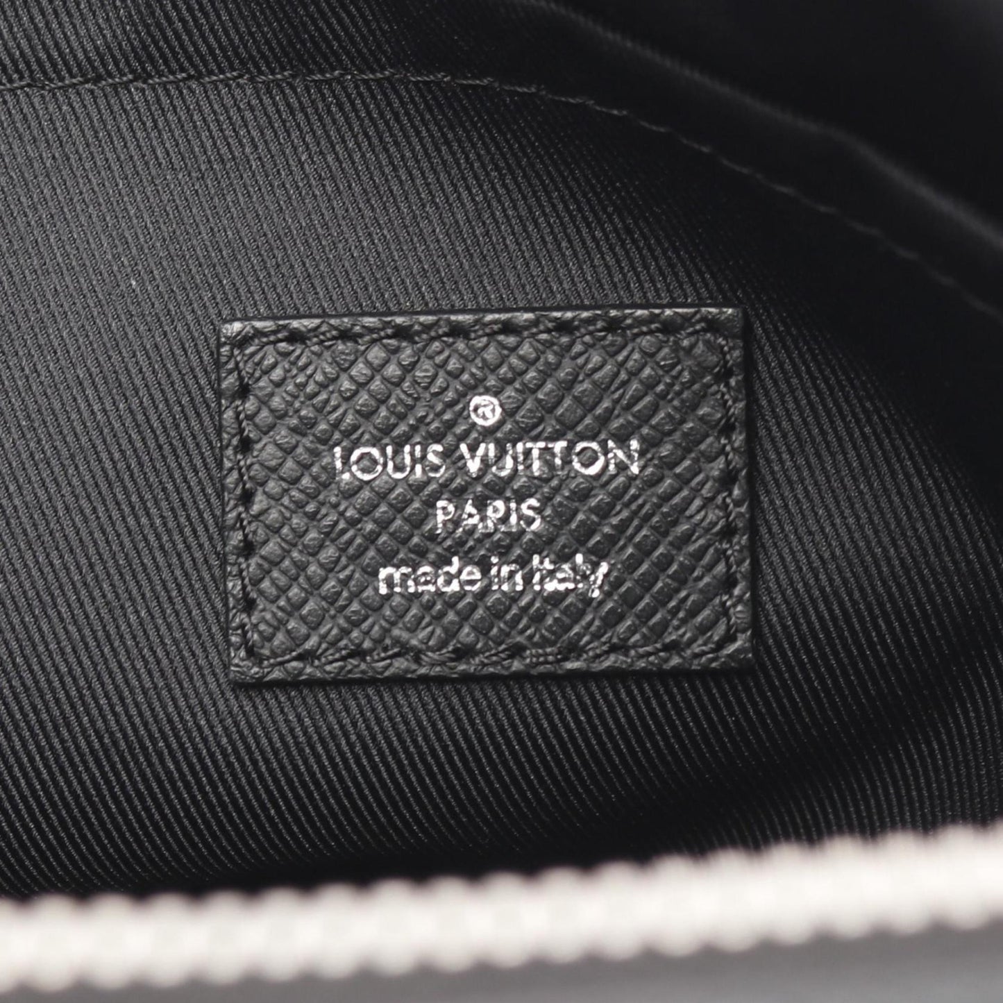 Louis Vuitton Outdoor Messenger Pm Taiga Noir Shoulder Bag
