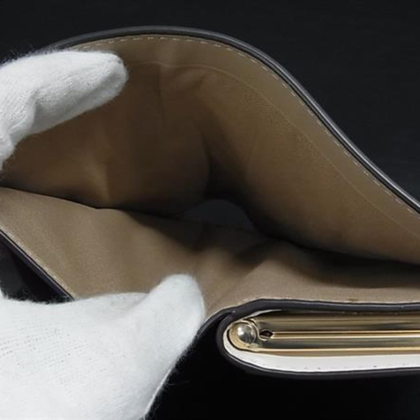 Coach Kisslock Medium Bifold Wallet C8724 In Beige Signature Canvas