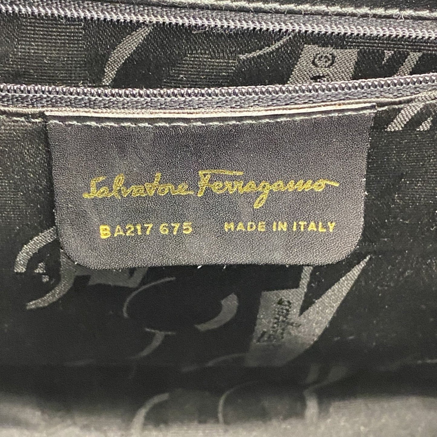 Salvatore Ferragamo Vara Shoulder Bag In Black Leather