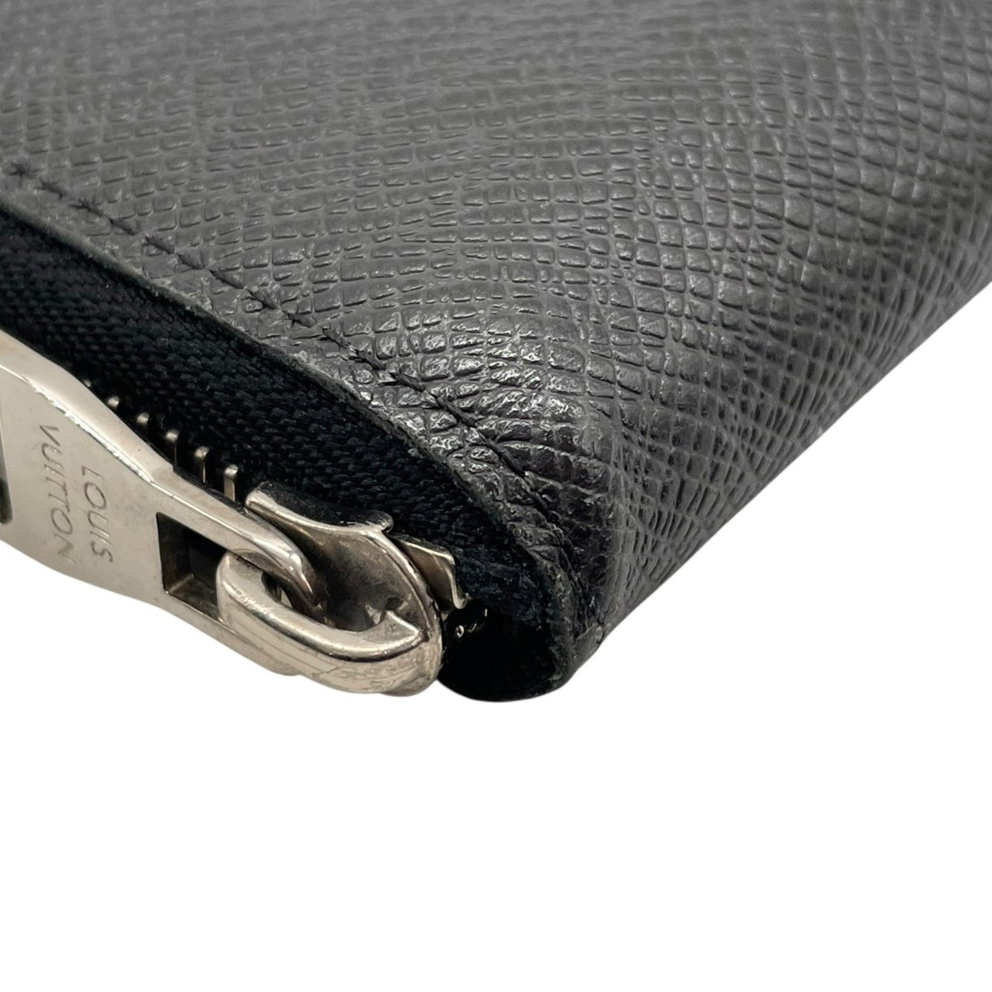 Louis Vuitton Taiga Zippy Wallet Vertical M32822 Long In Noir Black Leather With Silver Hardware