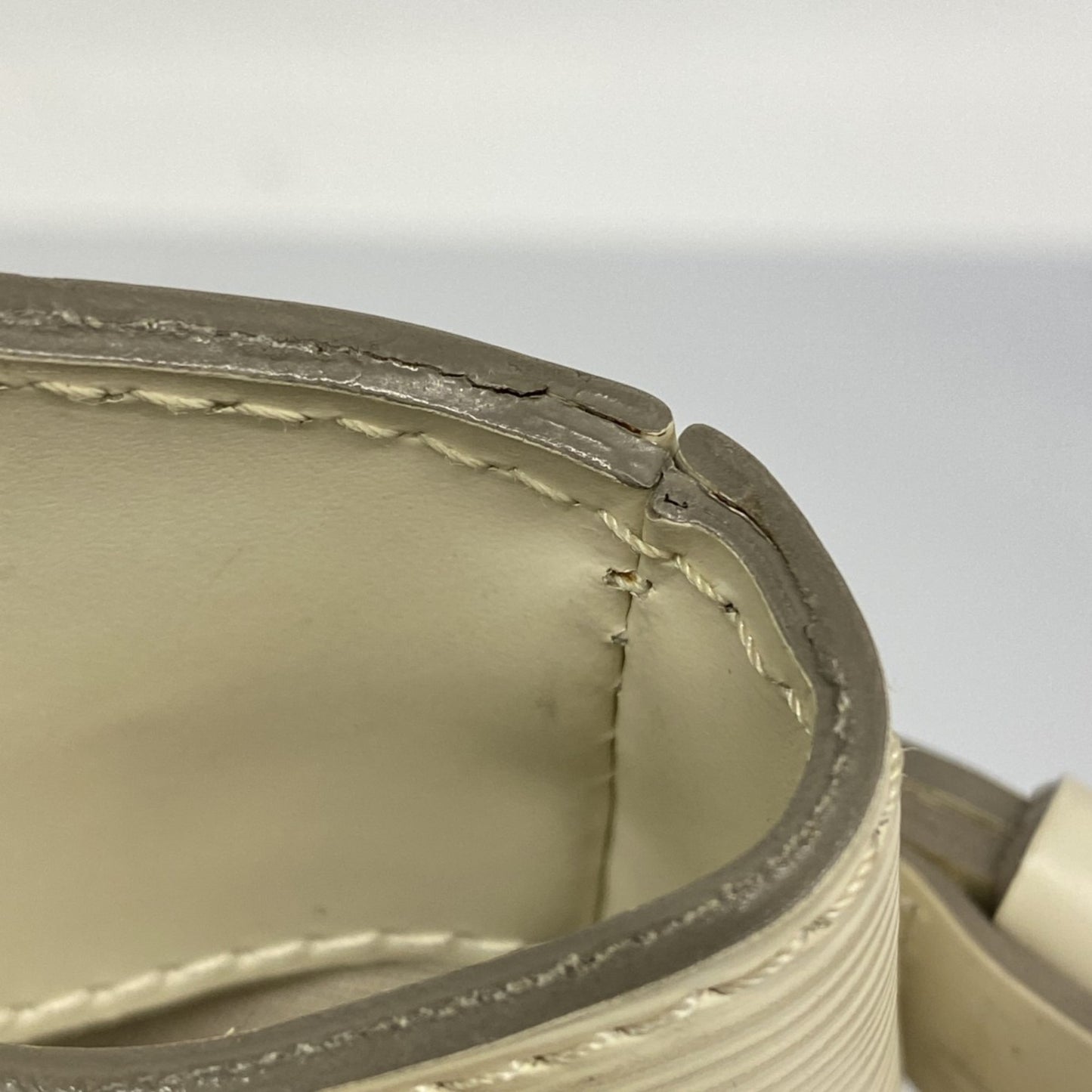 Louis Vuitton Epi Passy Pm Handbag M5926J White