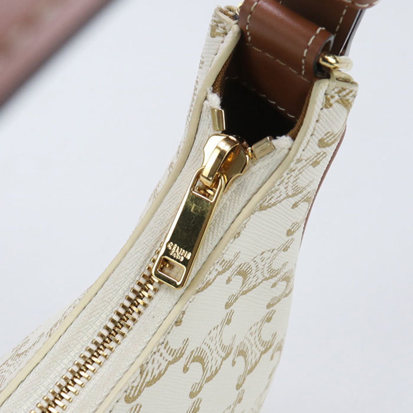 Celine Ava Triomphe Canvas Shoulder Bag (193952Bzj.01Bc) In White