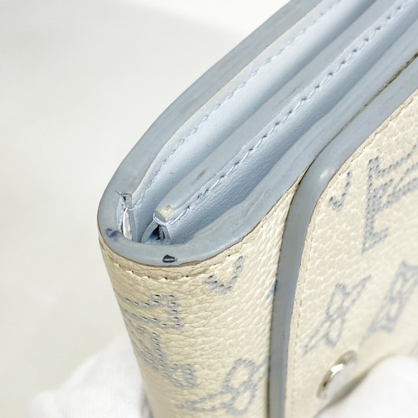 Louis Vuitton Mahina Portefeuille Iris Compact Wallet M11802 White/Blue