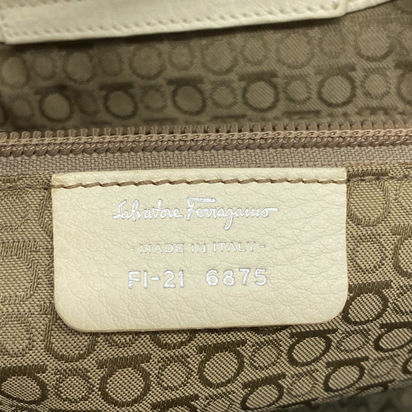 Salvatore Ferragamo Gancini Leather Handbag In Ivory