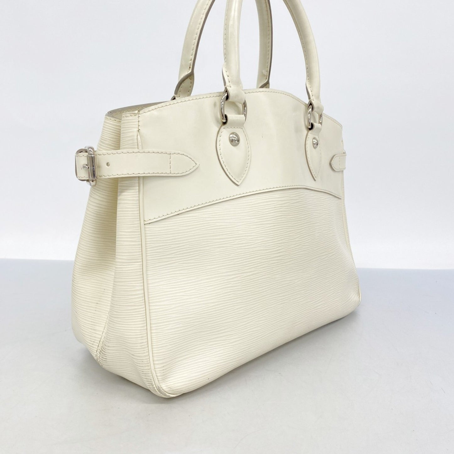 Louis Vuitton Epi Passy Pm Handbag M5926J White
