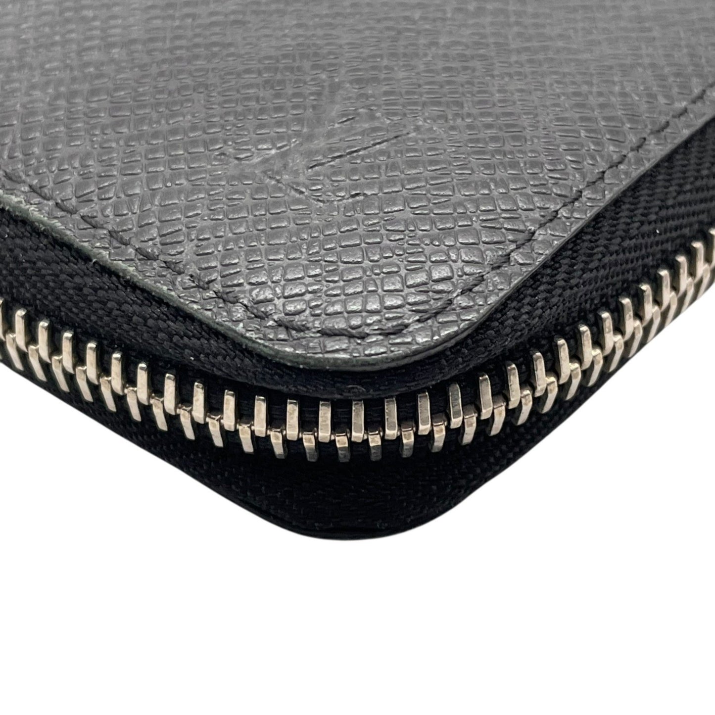 Louis Vuitton Taiga Zippy Wallet Vertical M32822 Long In Noir Black Leather With Silver Hardware