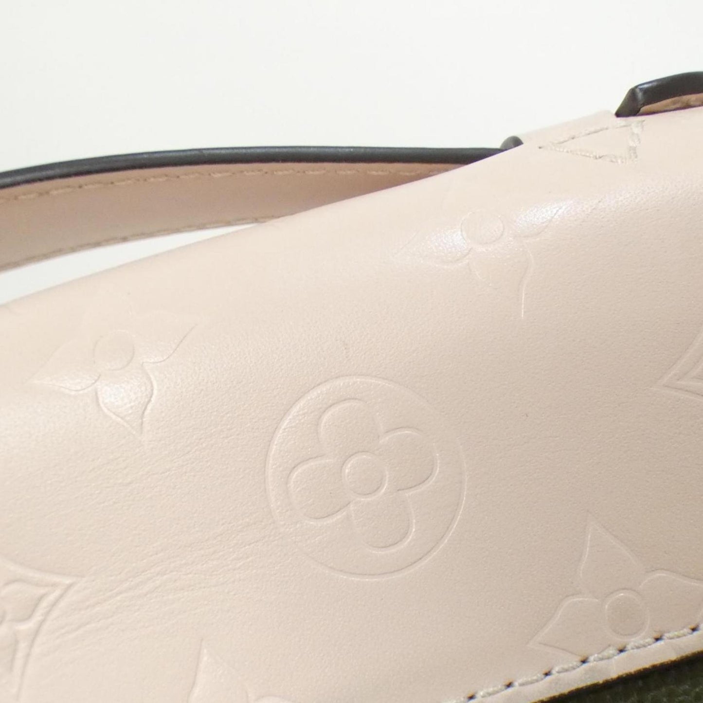 Louis Vuitton Very Messenger M52128 Handbag