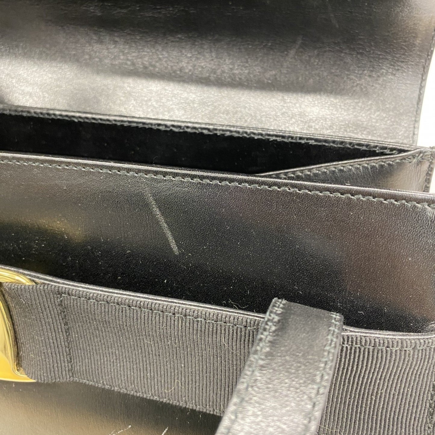 Salvatore Ferragamo Vara Shoulder Bag In Black Leather