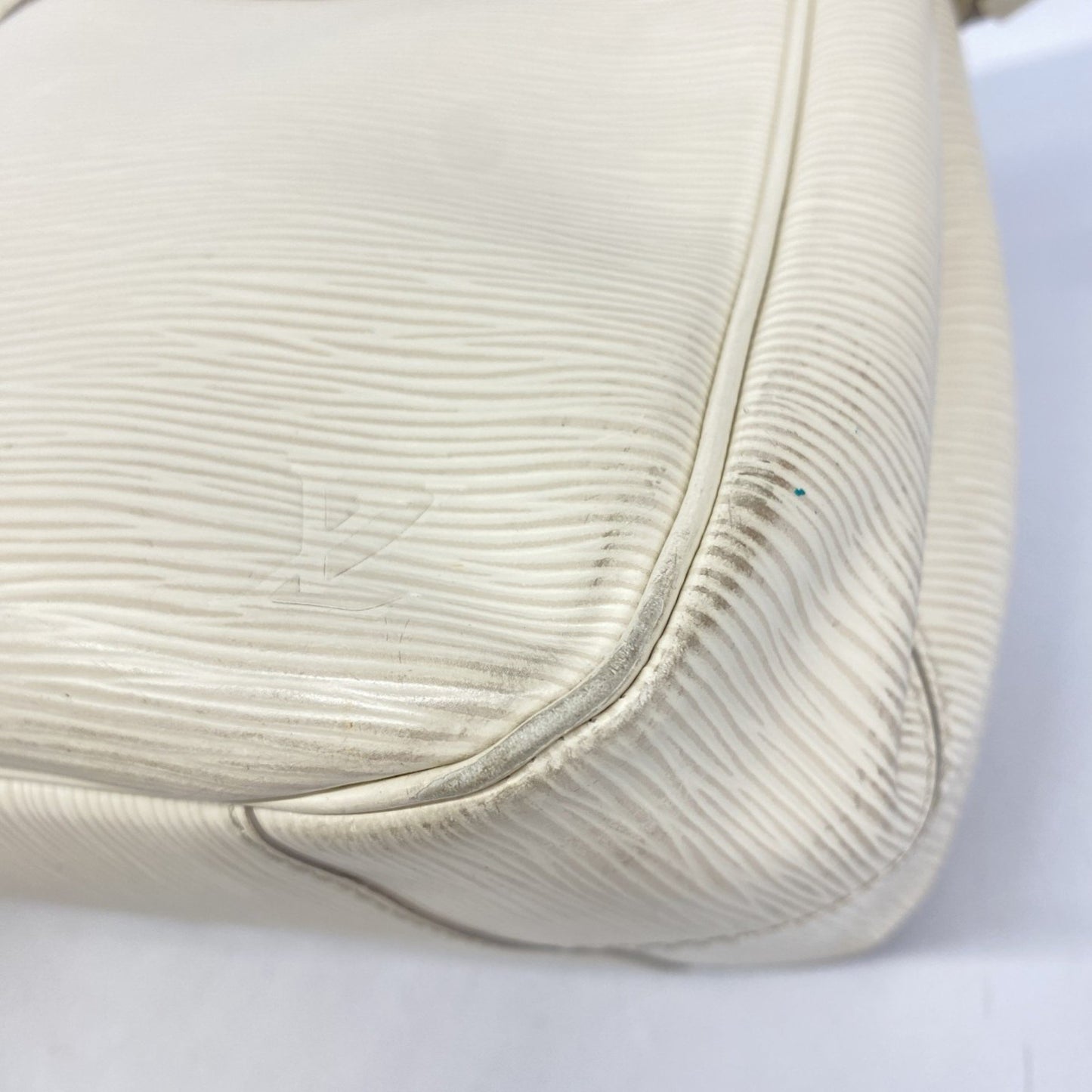 Louis Vuitton Epi Passy Pm Handbag M5926J White