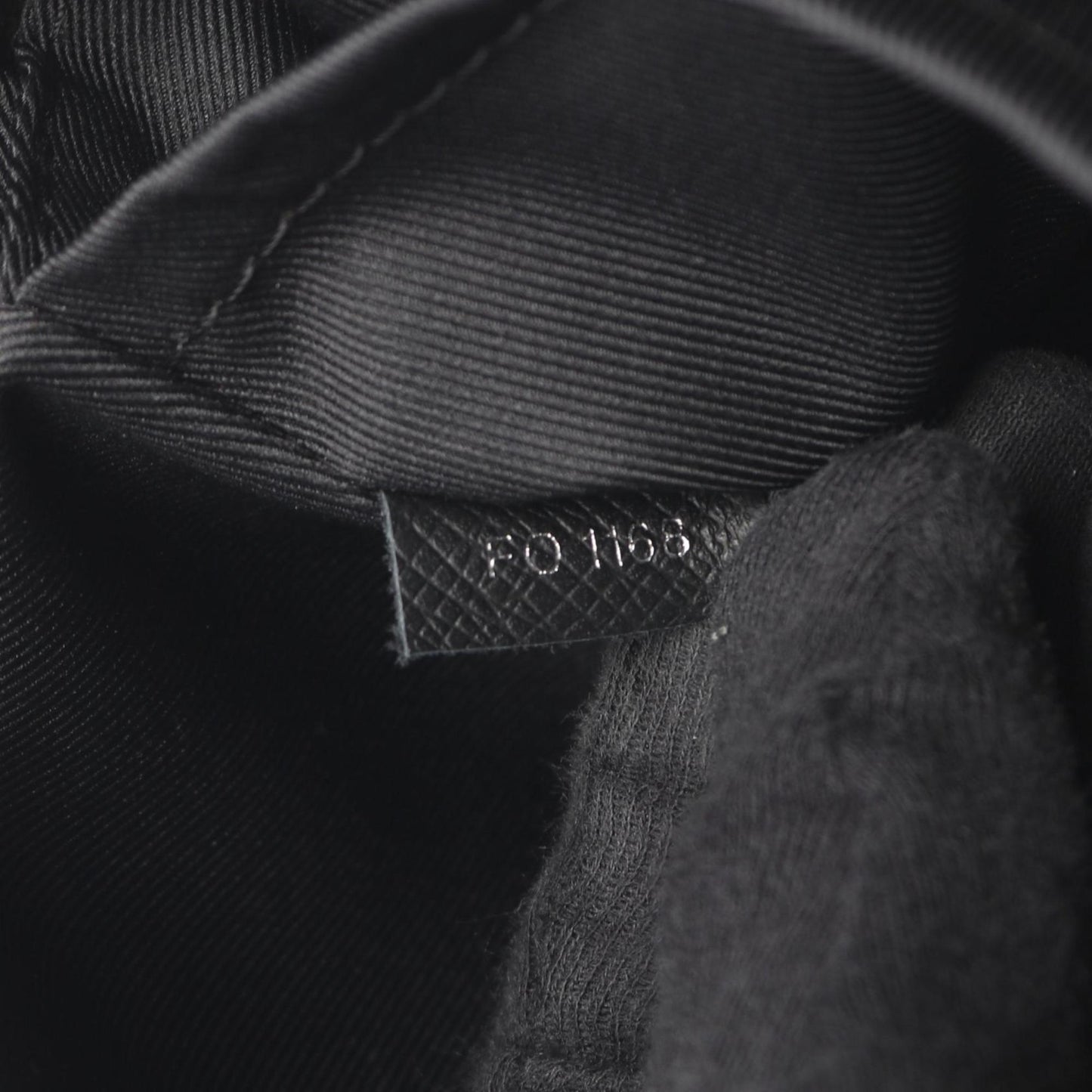 Louis Vuitton Outdoor Messenger Pm Taiga Noir Shoulder Bag