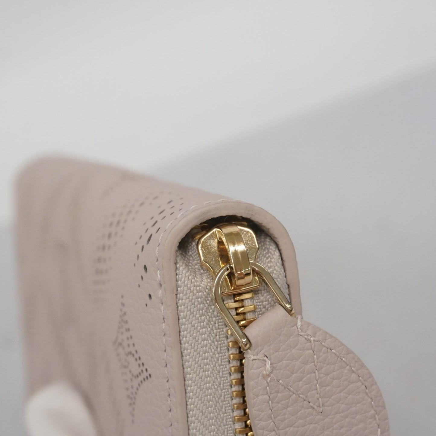 Louis Vuitton Mahina Zippy Wallet M13469 Bloom Gray Pink