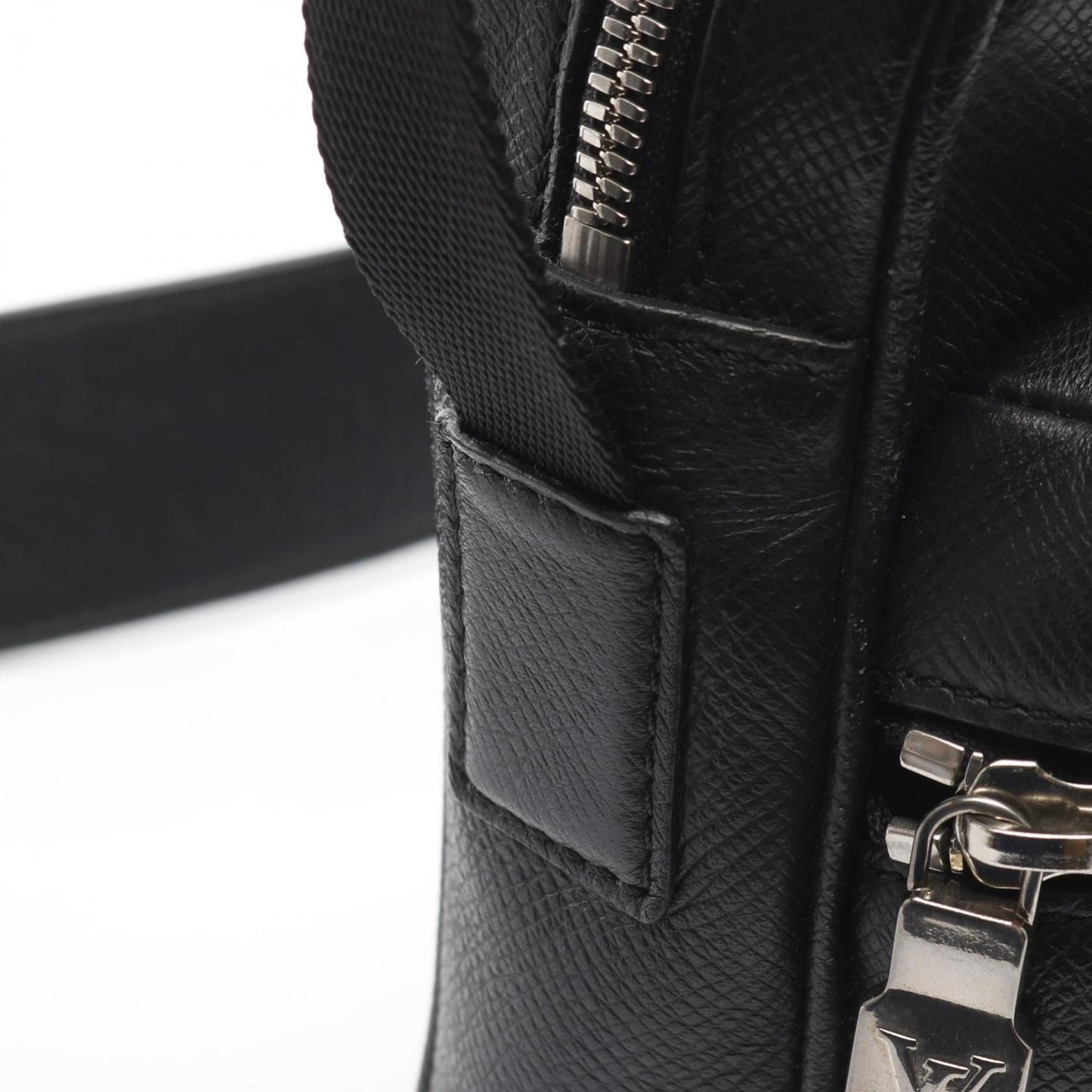 Louis Vuitton Outdoor Messenger Pm Taiga Noir Shoulder Bag