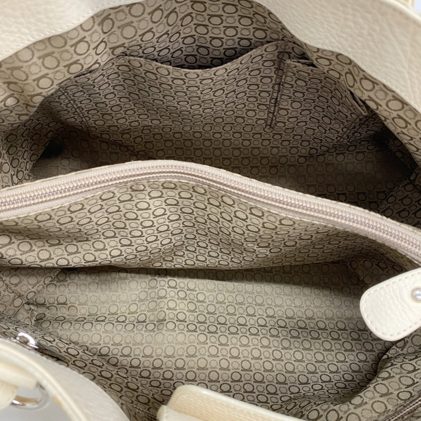 Salvatore Ferragamo Gancini Leather Handbag In Ivory