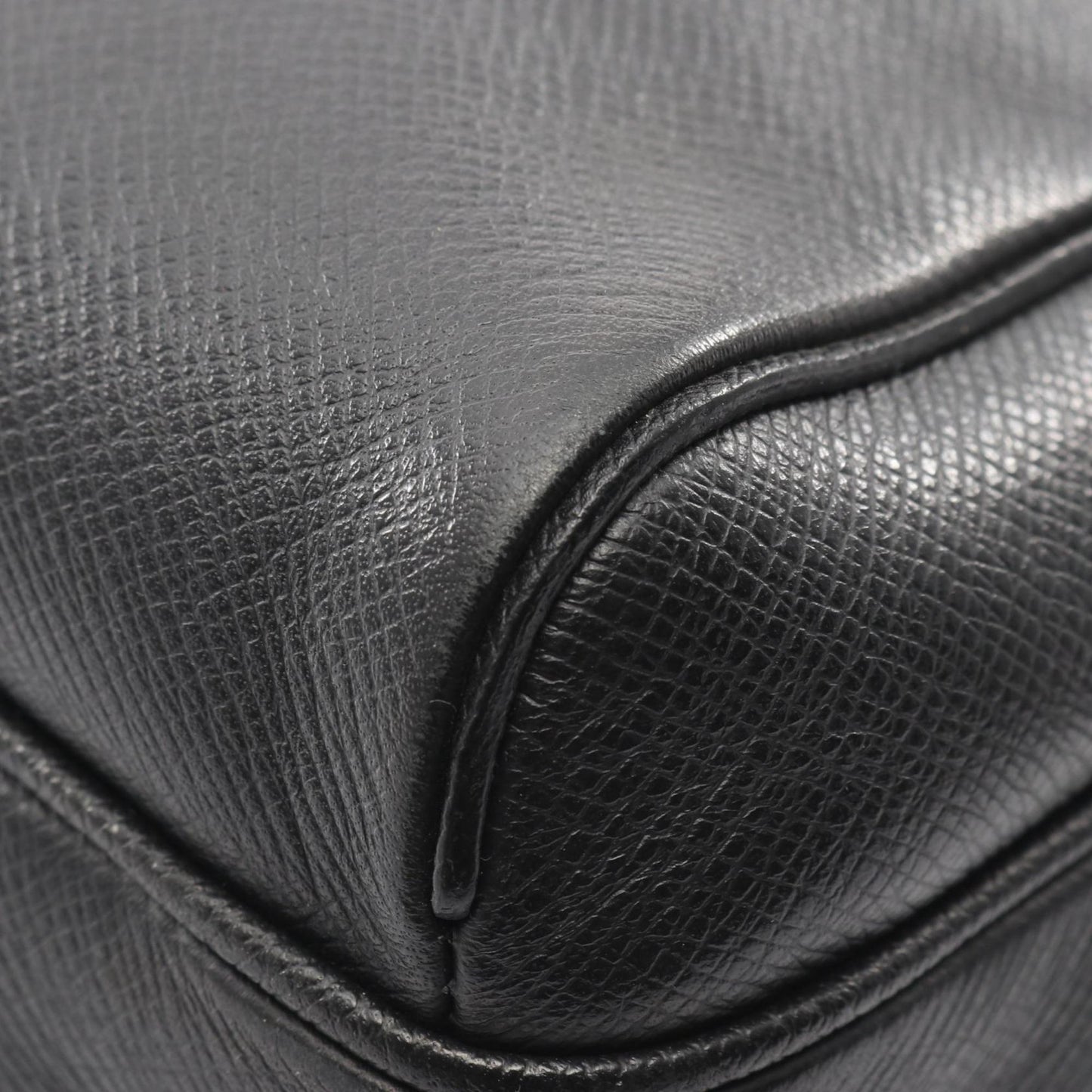 Louis Vuitton Outdoor Messenger Pm Taiga Noir Shoulder Bag
