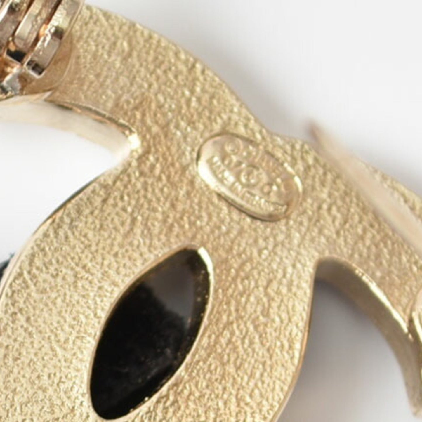 Chanel Brooch Pin Here Mark Ribbon Motif Gold Black