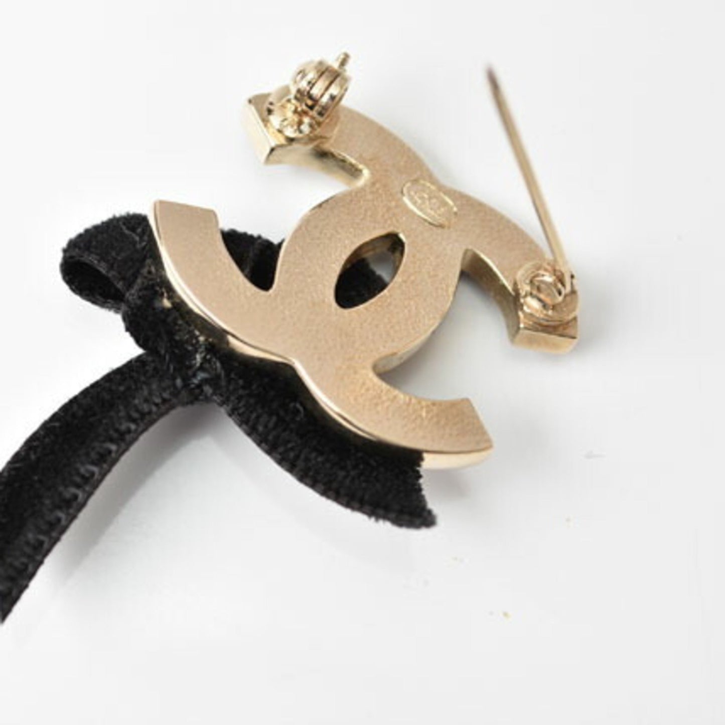 Chanel Brooch Pin Here Mark Ribbon Motif Gold Black