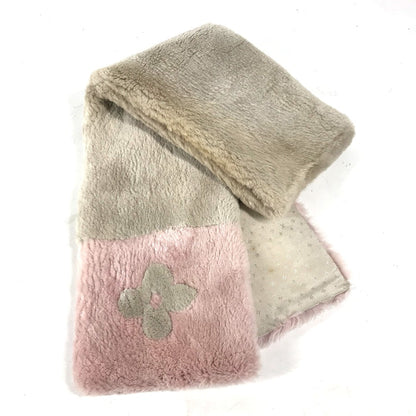 Louis Vuitton Scarf M70873 , Beaver Pink Lv Logo Fur Echarpe Lv In The City Women