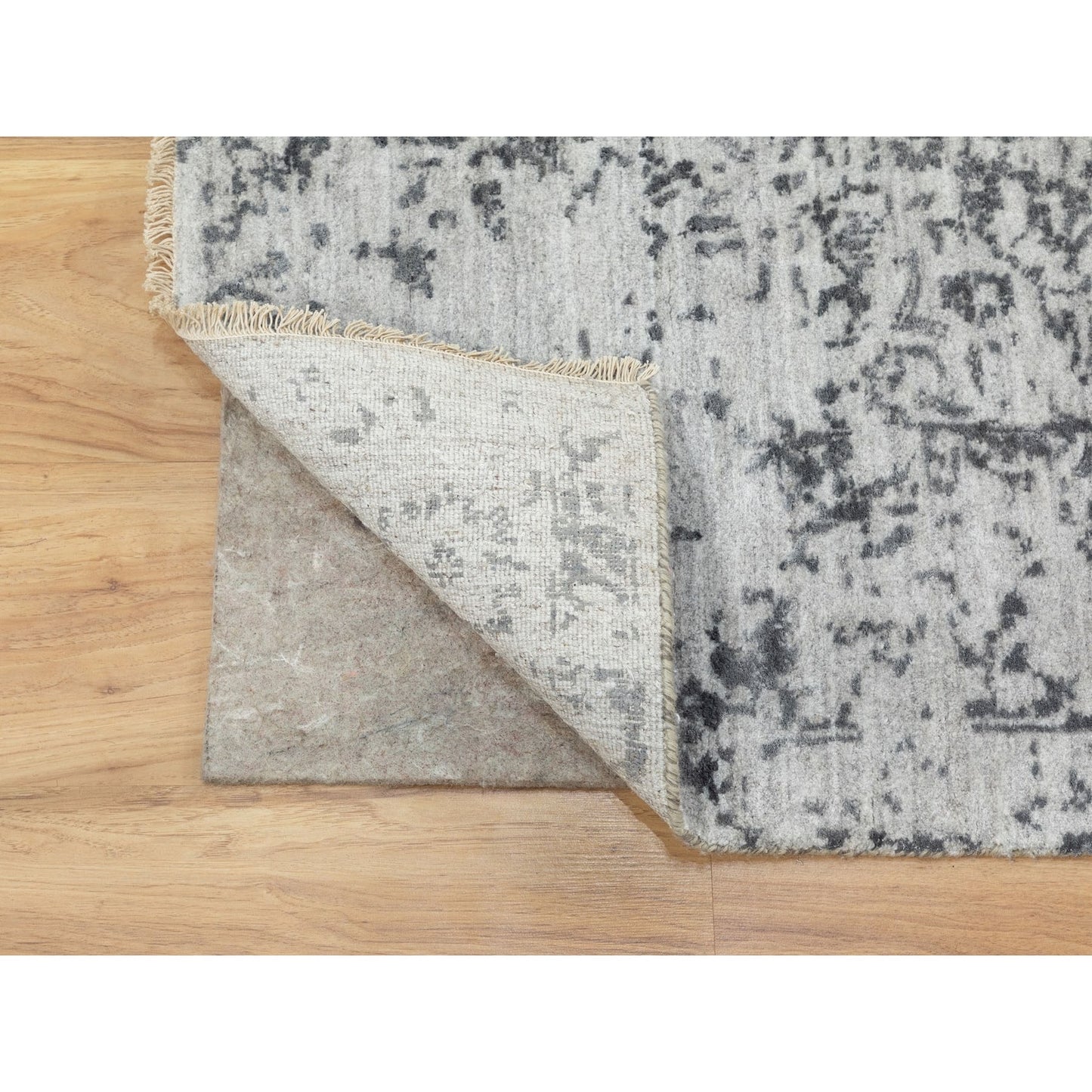 5'3"X7' Wool And Pure Silk Grey Broken Farsian Design Hand Knotted Rug