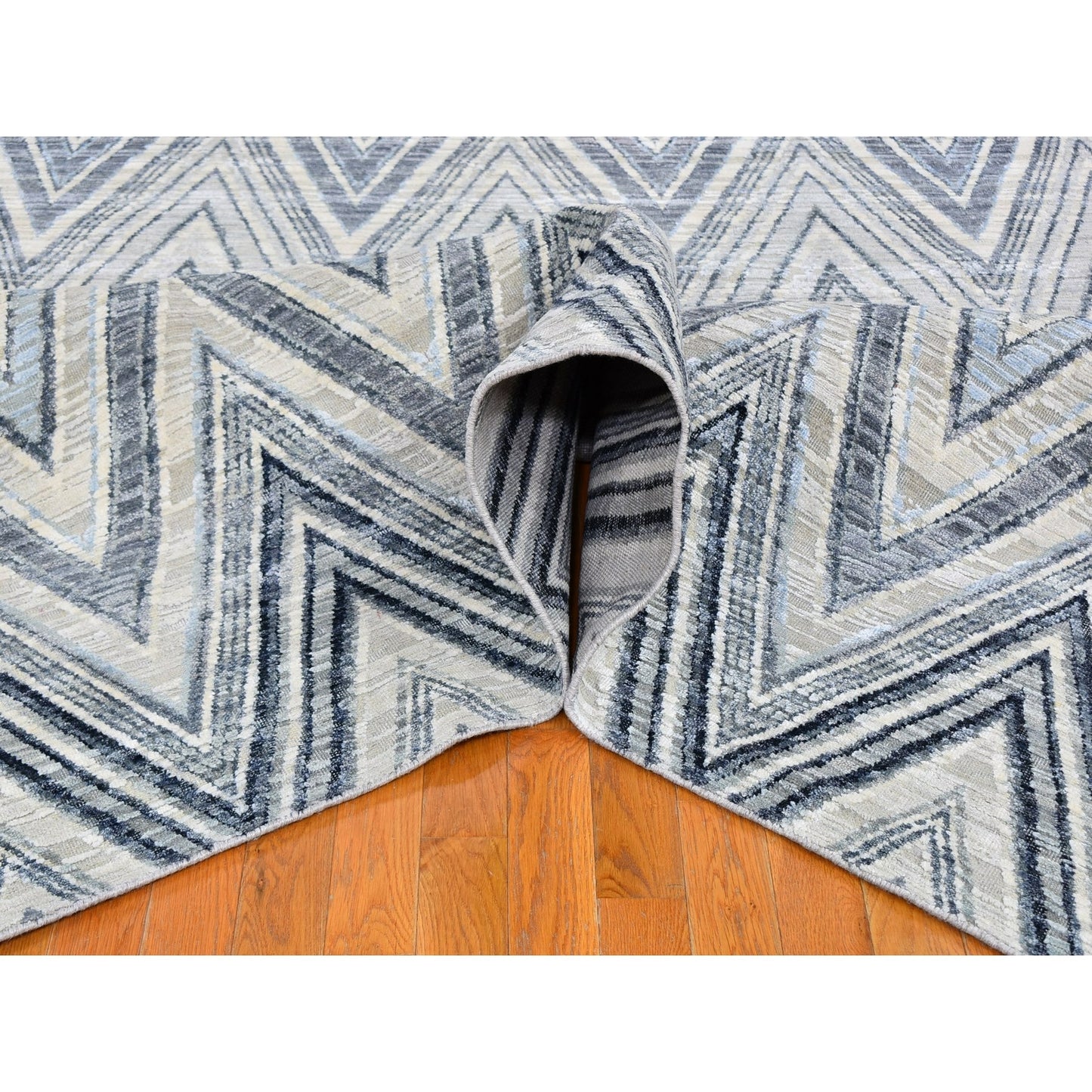 8'9"X12'2" Chevron Design Textured Wool And Pure Silk Hand Knotted Rug