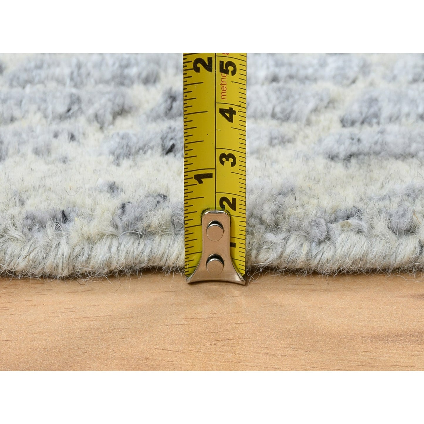 2'6"X8' Gray Jacquard Hand Loomed Wool And Plant Based Silk Runner Rug