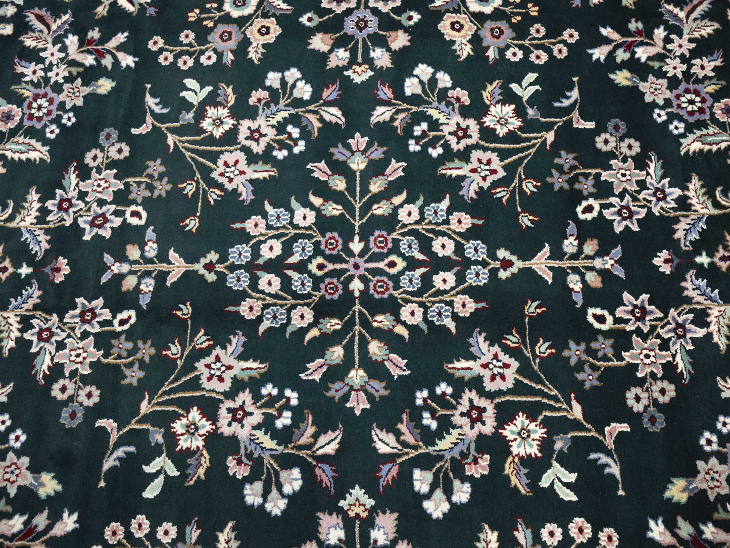 Traditional Floral Design Oriental Rug