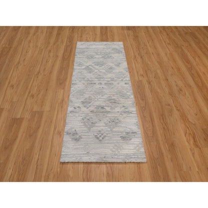 2'6"X6'3" Ivory Hand Knotted Modern Design Undyed Natural Wool Runner Rug