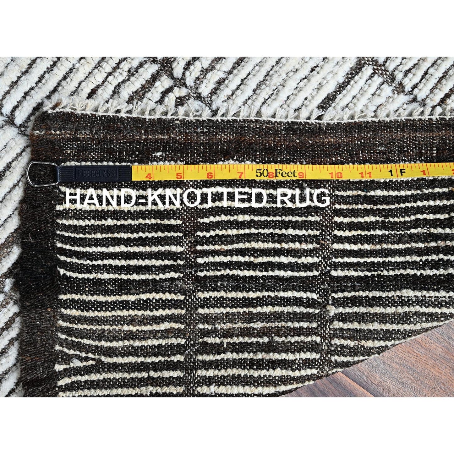 2'1"x2'8" White Moroccan Weave with Box Design Wool Hand Knotted Mat Rug