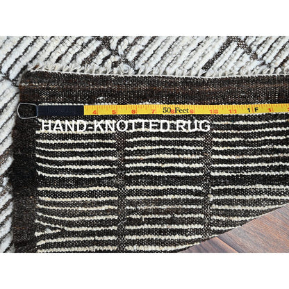 2'1"x2'8" White Moroccan Weave with Box Design Wool Hand Knotted Mat Rug