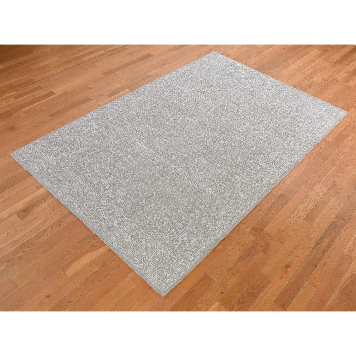 5'9"X9' Gray Wool And Plant Based Silk Fine Jacquard Hand Loomed Rug