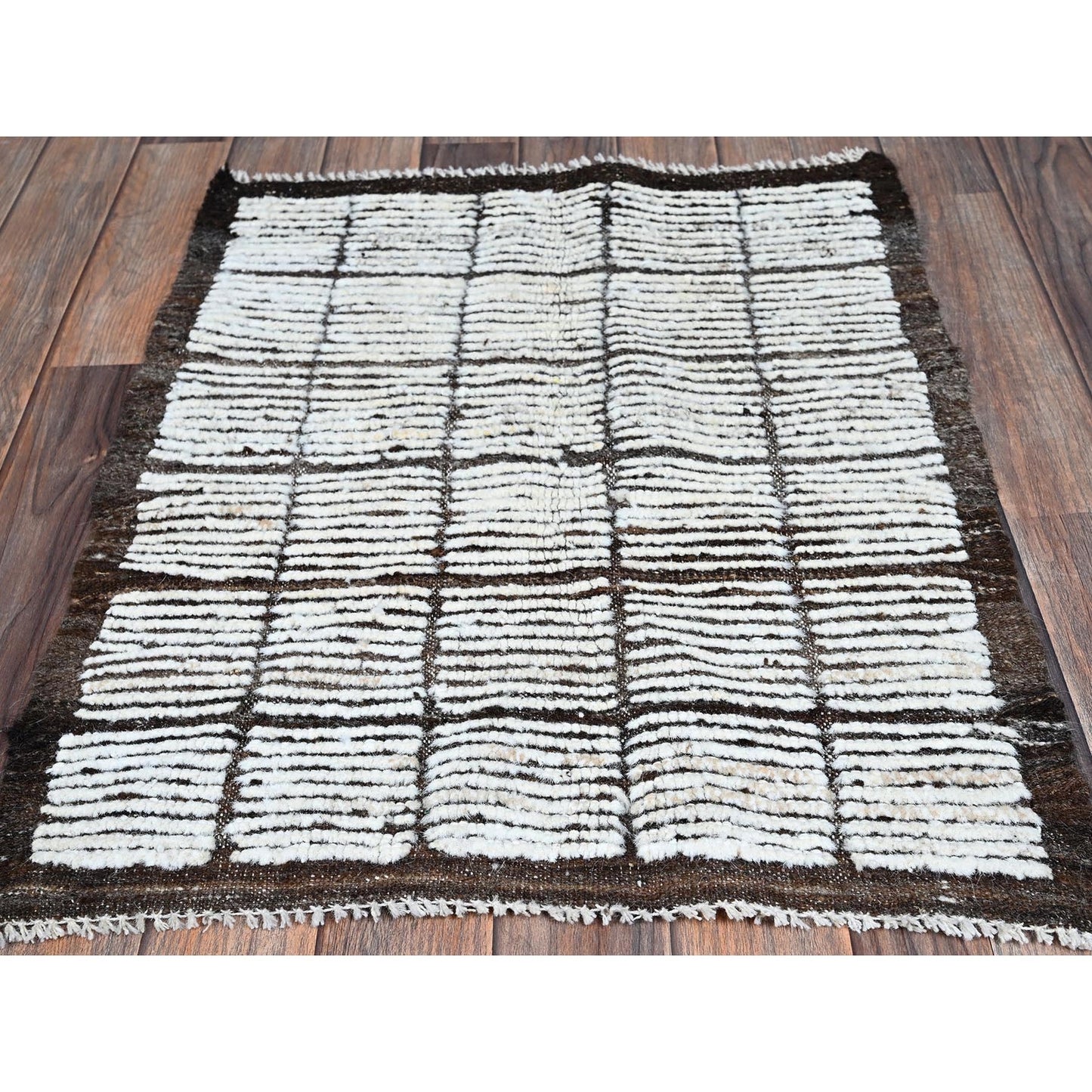 2'1"X2'8" White Moroccan Weave With Box Design Wool Hand Knotted Mat Rug