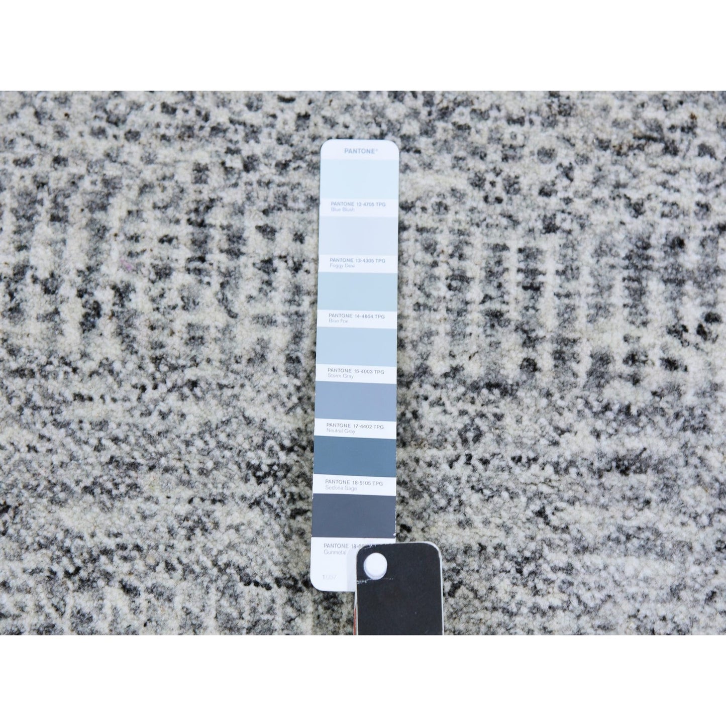 6'X6' Cloud Gray Undyed Wool Grass Design Hand Knotted Square Rug