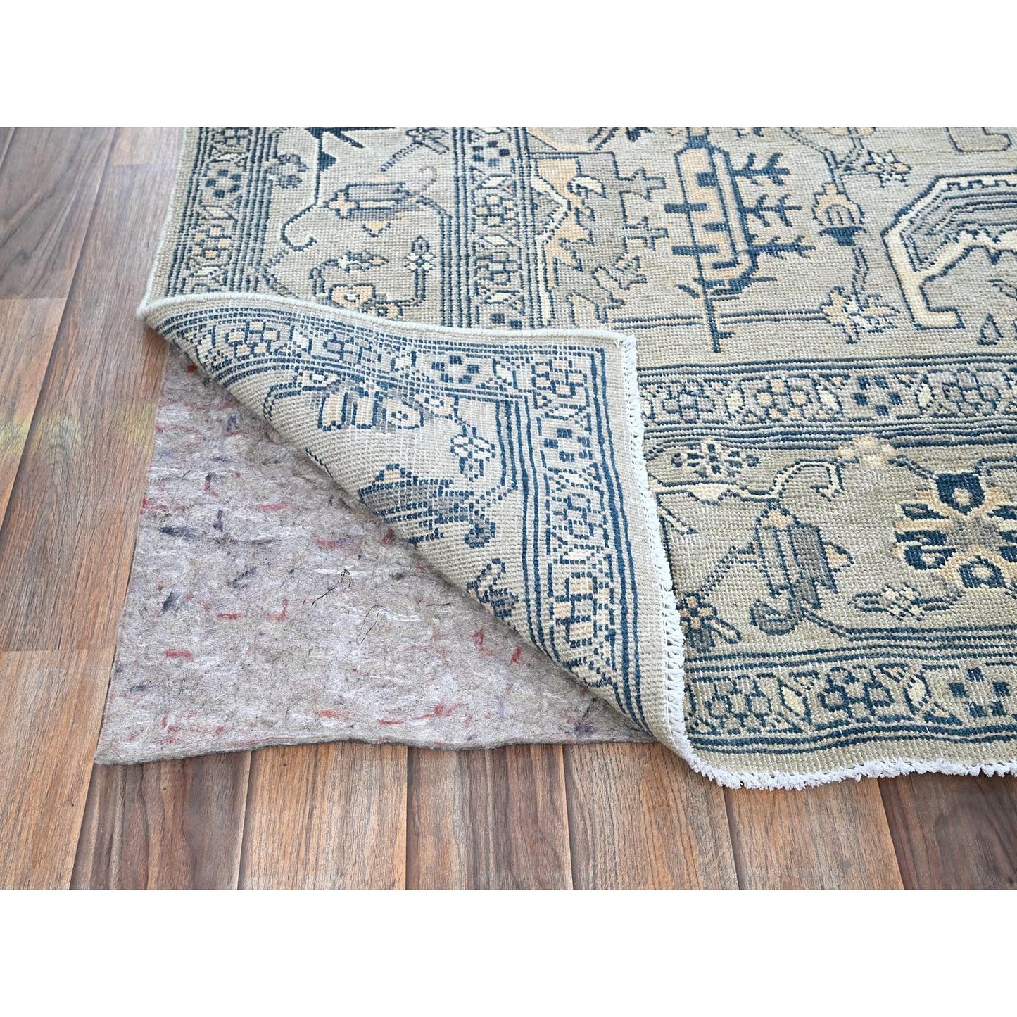 6'X9' Cloud Gray Seeripe Heris Medallion Design Pure Wool Hand Knotted Rug