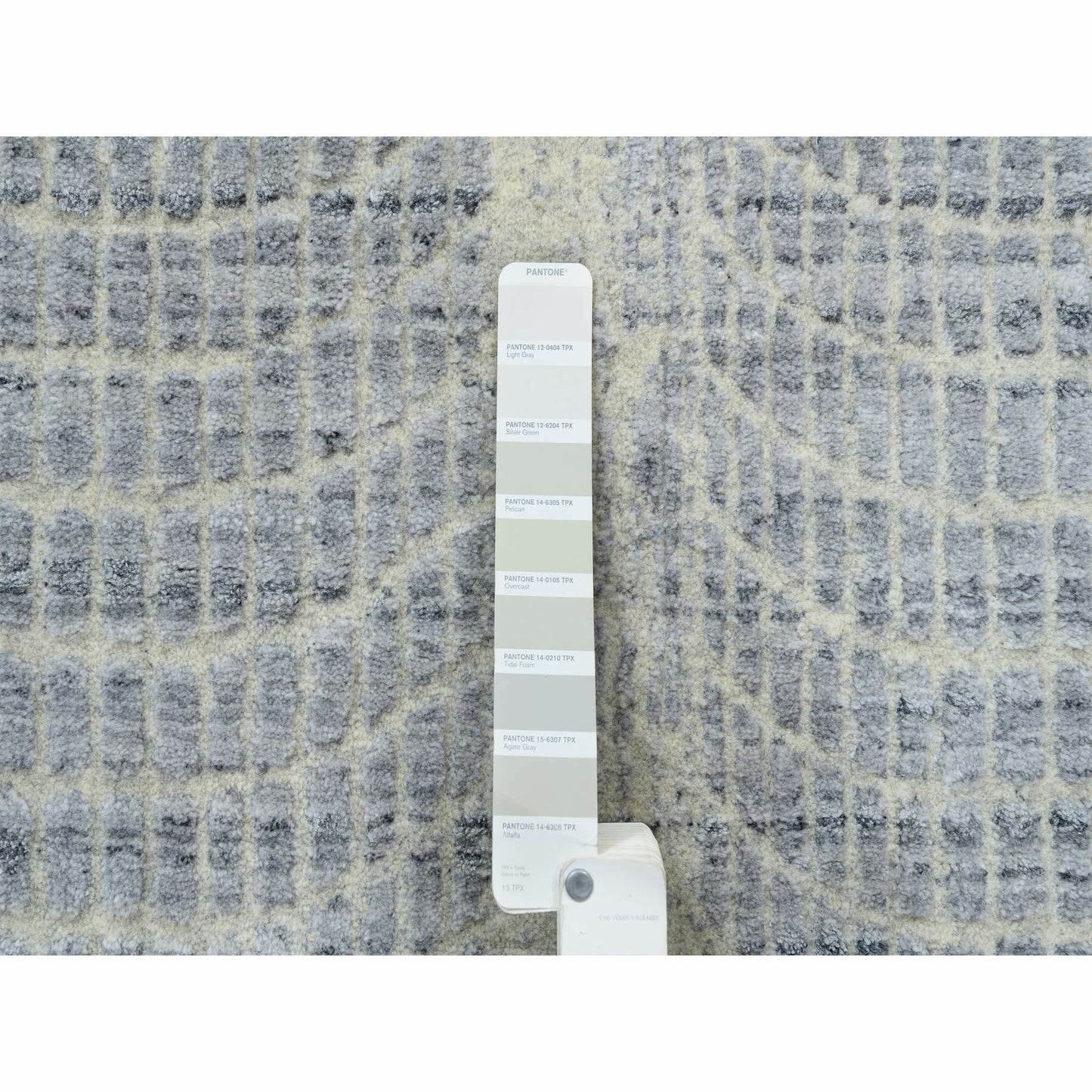 2'6"X8' Gray Jacquard Hand Loomed Wool And Plant Based Silk Runner Rug