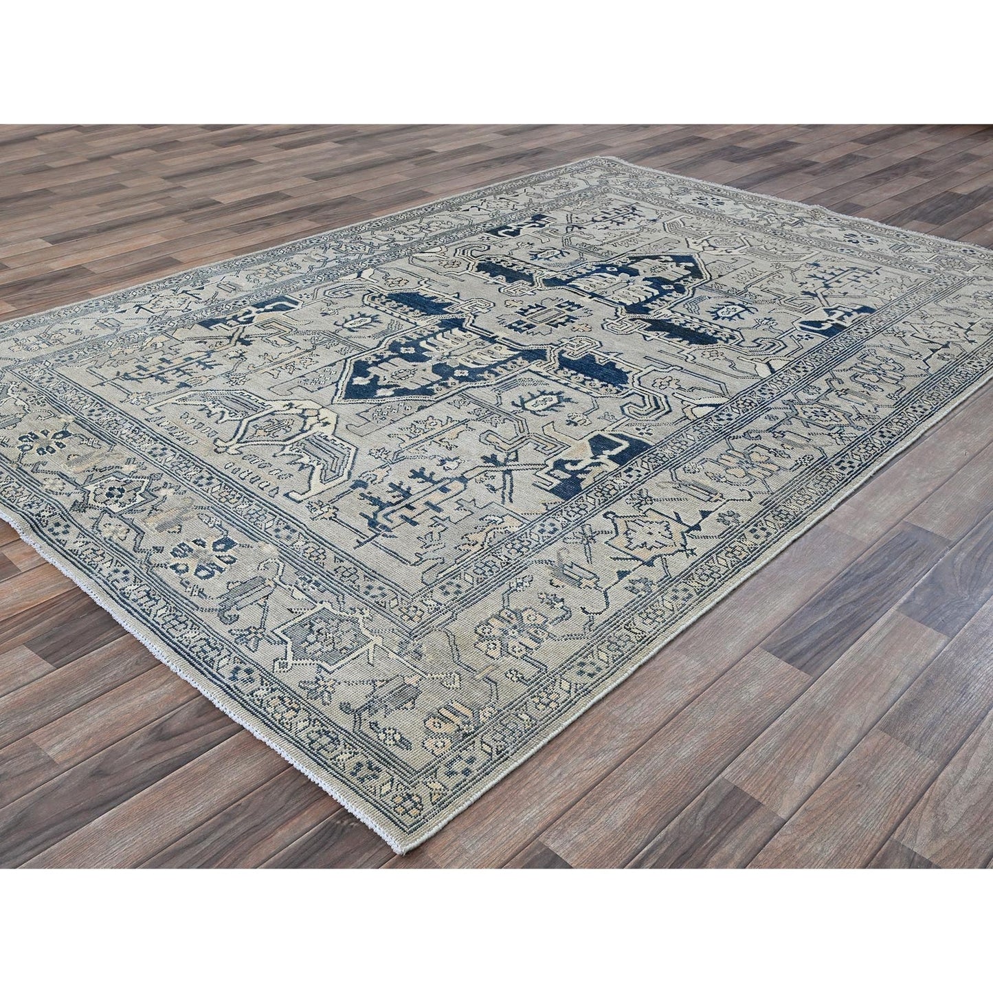 6'X9' Cloud Gray Seeripe Heris Medallion Design Pure Wool Hand Knotted Rug