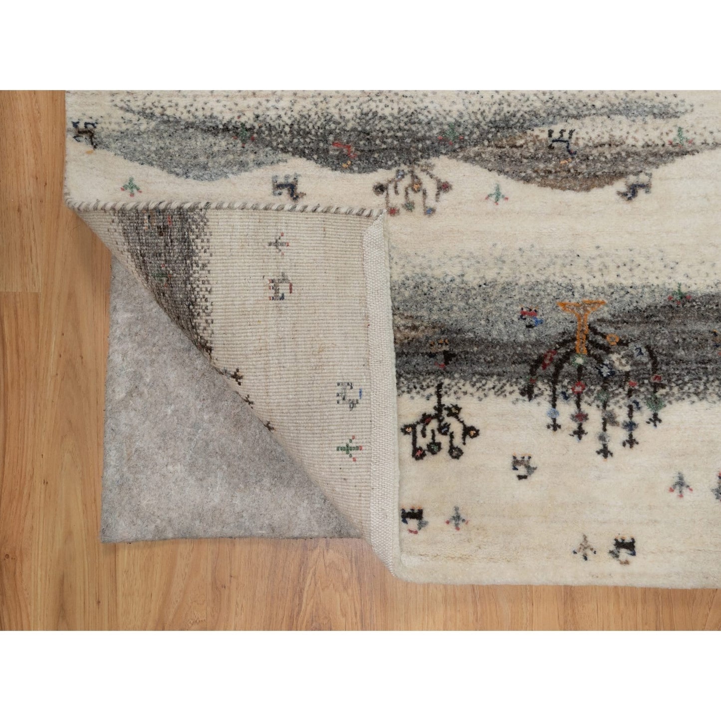 2'6"X9'10" White Lori Buft Animal Figurines Wool Hand Knotted Runner Rug