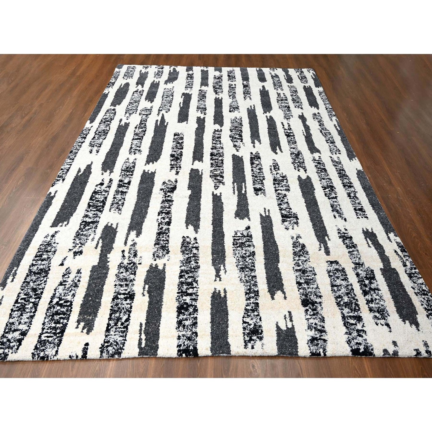 10'2"X13'7" Ivory & Black Wool Modern Design Hand Knotted Oriental Rug
