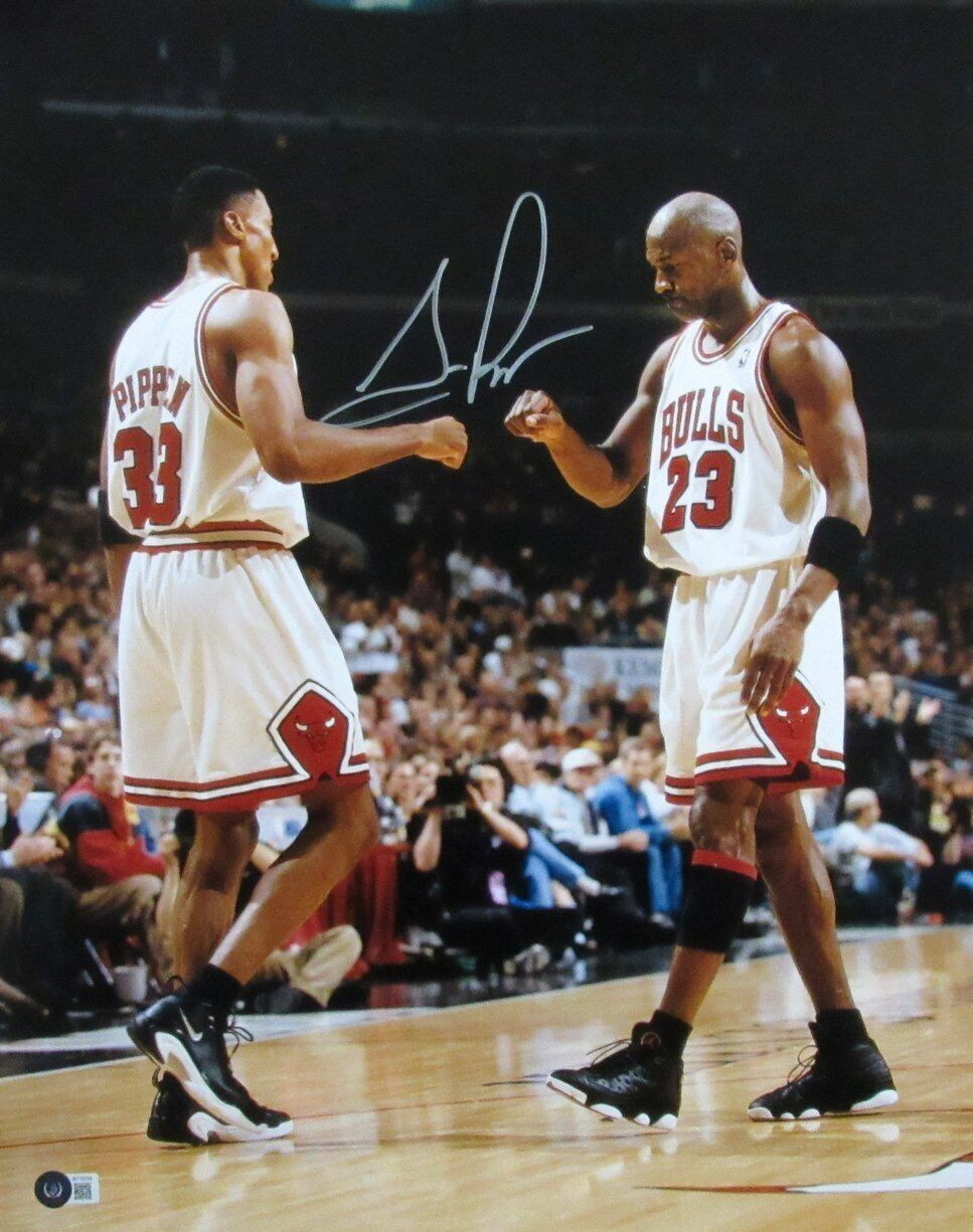 Scottie Pippen Hof Autographed 16X20 Photo Chicago Bulls Beckett 176458