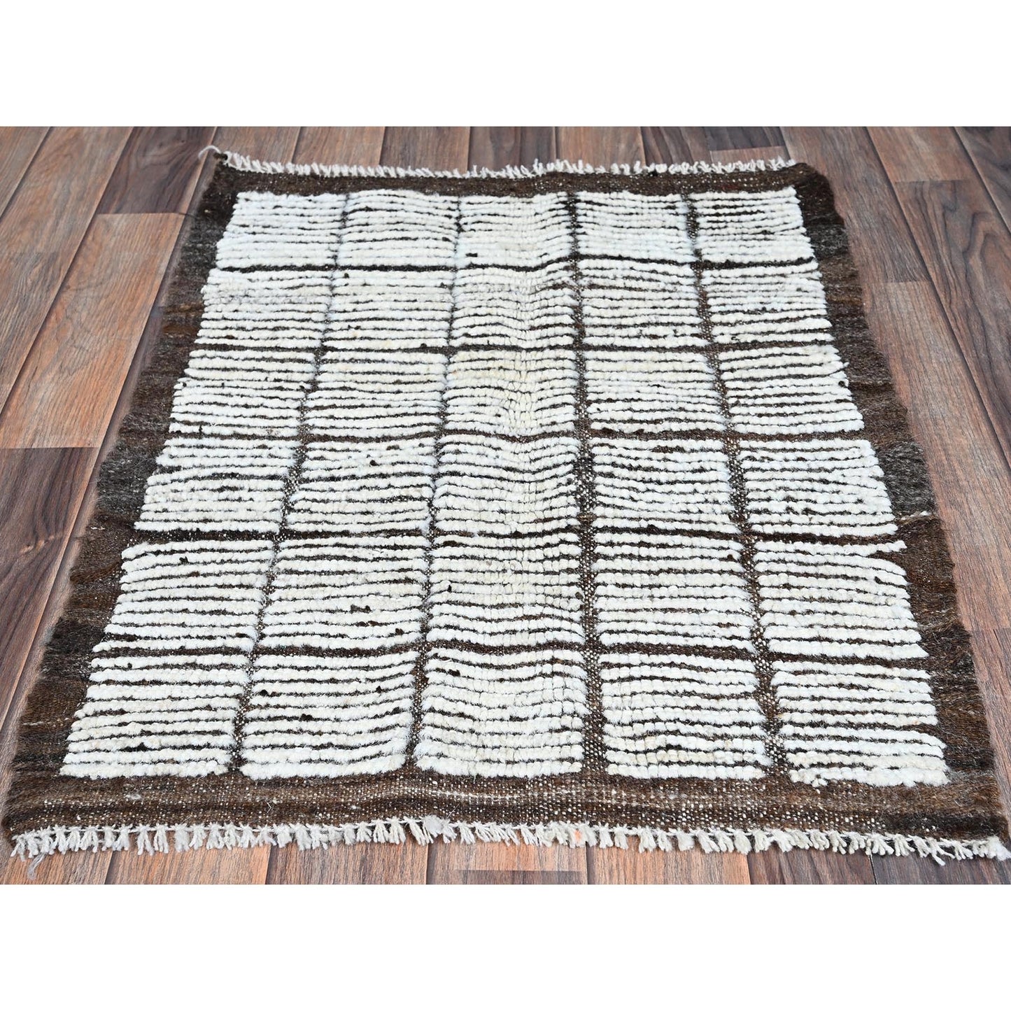 2'1"X2'8" White Moroccan Weave With Box Design Wool Hand Knotted Mat Rug