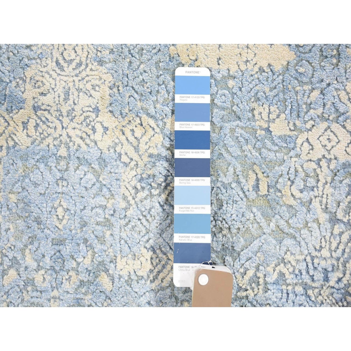 6'X6' Blue Hand Knotted Wool And Pure Silk Jewellery Design Round Rug