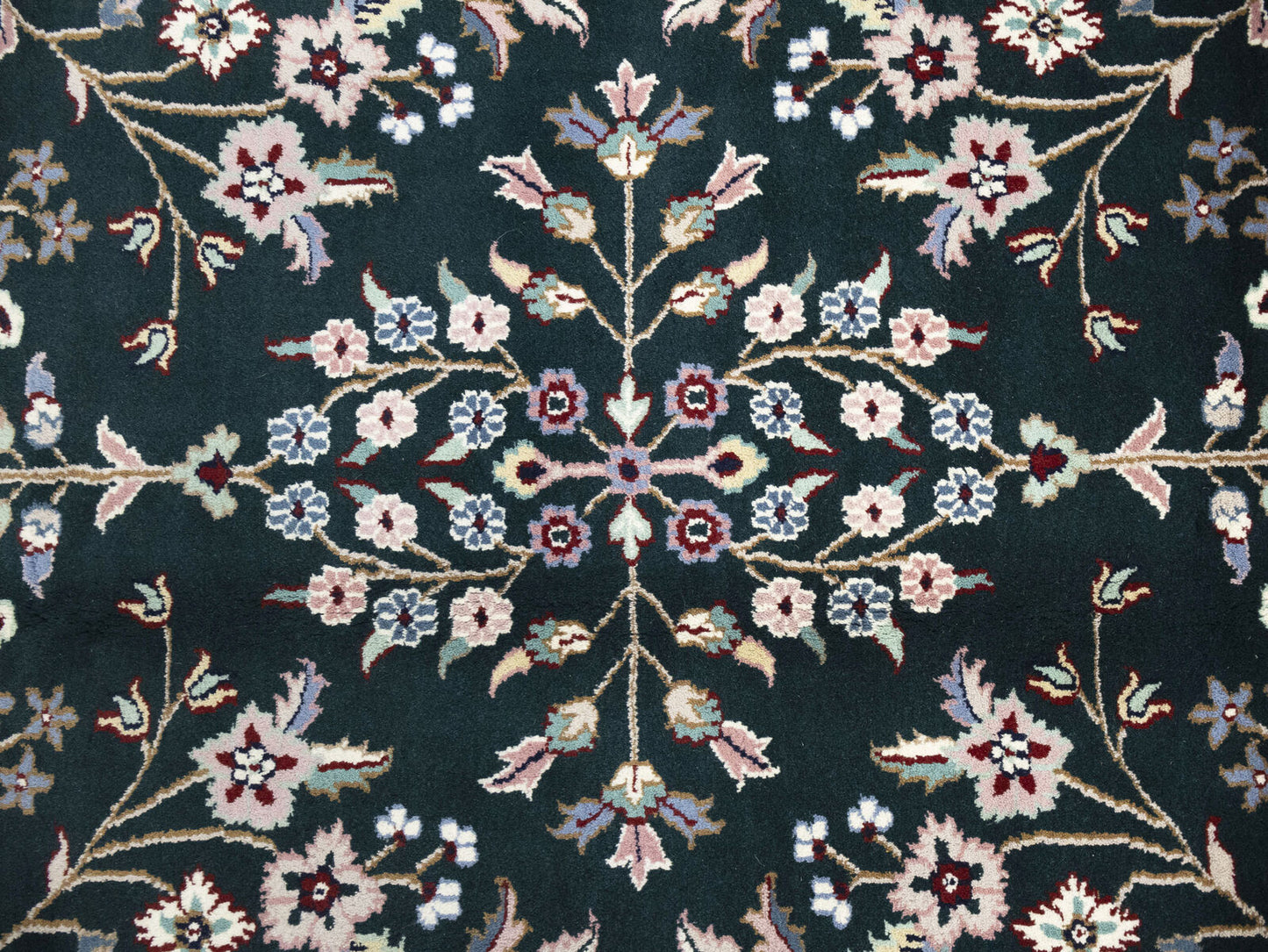 Traditional Floral Design Oriental Rug